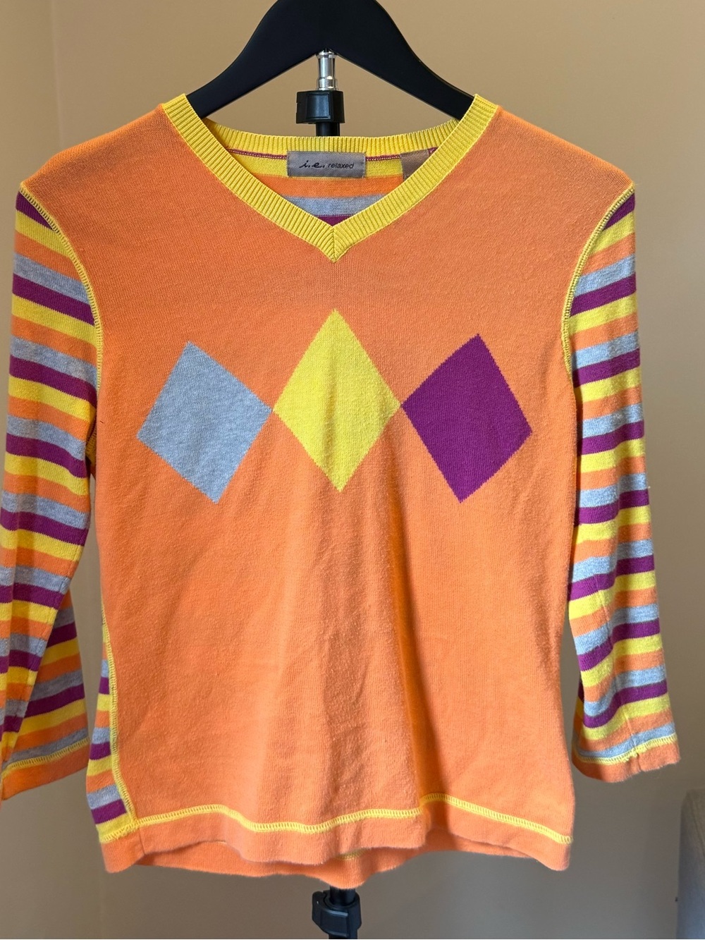 i.e relaxed orange V-Neck Diamond-Pattern Sweater with Striped Sleeves